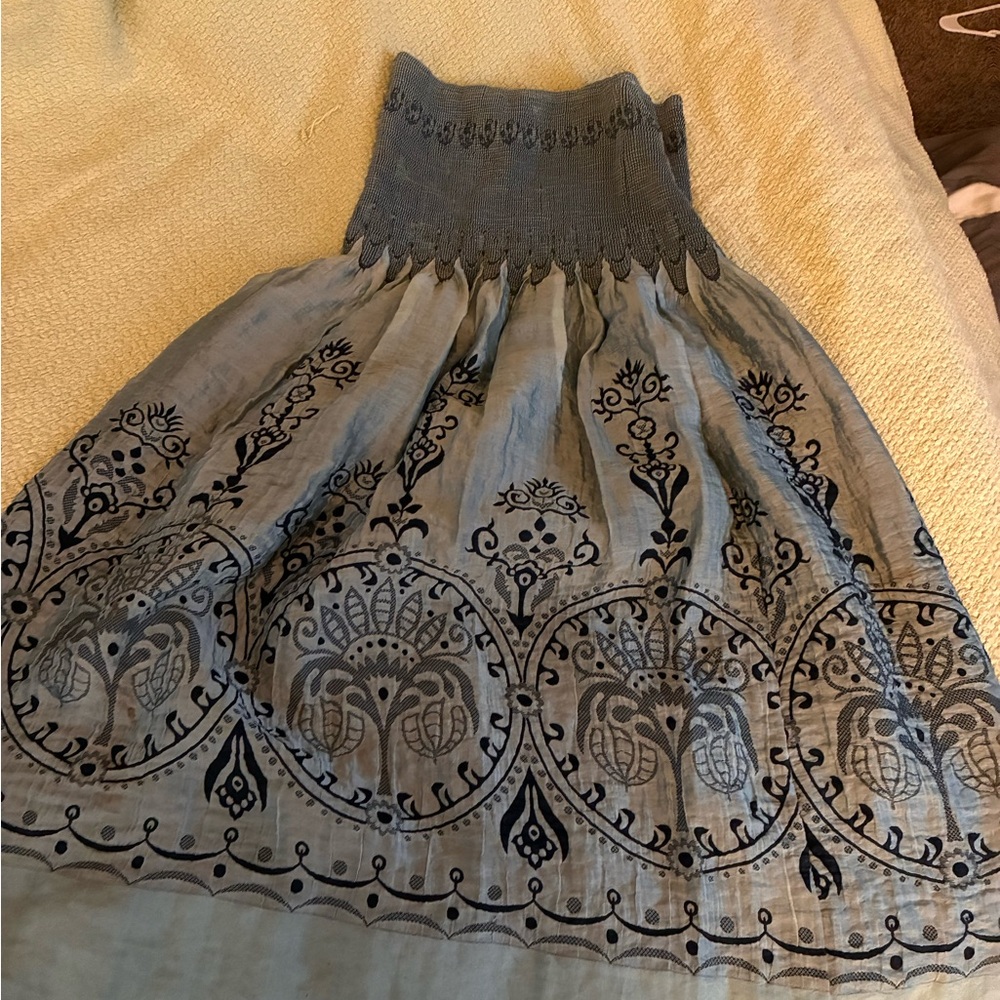 Chic Strapless Gray Dress with Intricate Design